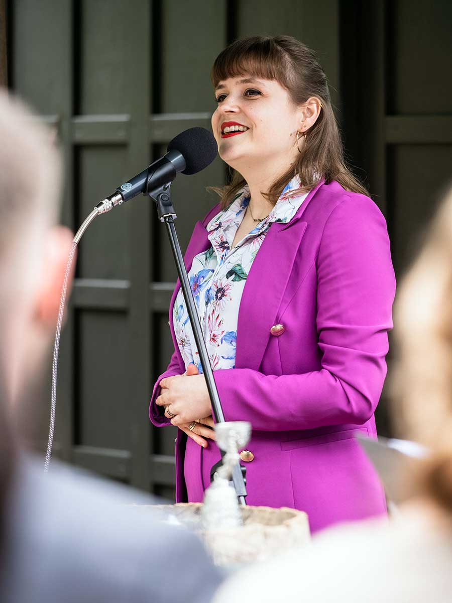 Lisa Hintzke – Freie Rednerin und Sängerin